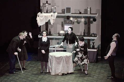  El Show de la Señora Higgins ¡Un Viaje Inolvidable al Teatro en Blanco y Negro!