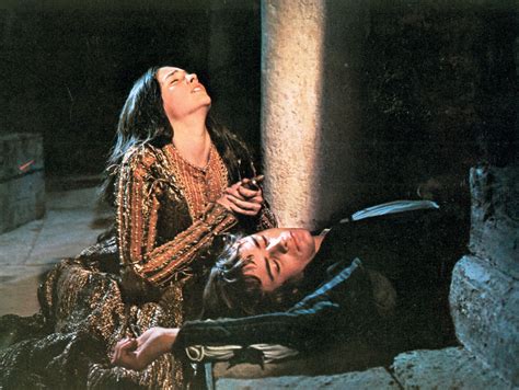 Romeo + Juliet: Una historia de amor trágico entre adolescentes en una Verona futurista