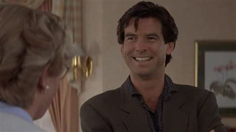 ¿Buscas una comedia de enredos inesperados con un talentoso Pierce Brosnan? ¡Descubre Mrs. Doubtfire!